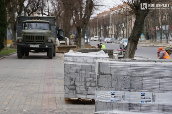 Все менше бруківки в упаковках і все більше її на тротуарі
