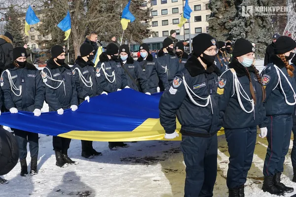 Свято єднання: у Луцьку розгорнули довжелезний стяг у День Соборності (фото, відео)