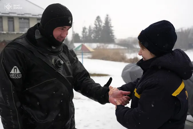 У Луцьку до рибалок на Теремнівських ставках завітали водолази (фото)