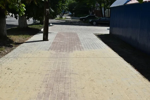 Тактильна плитка і нові технології: у Луцьку ремонтують тротуари (фото) 