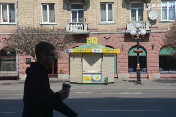 Карантинна весна у Луцьку: маски, черги і малолюдні вулиці (ФОТО)