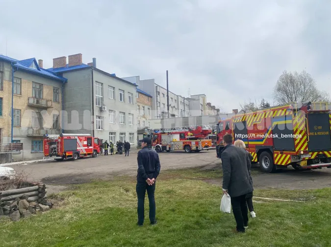 До одного з вишів Луцька з'їхалося багато пожежників та «швидка»: що коїться (фото)
