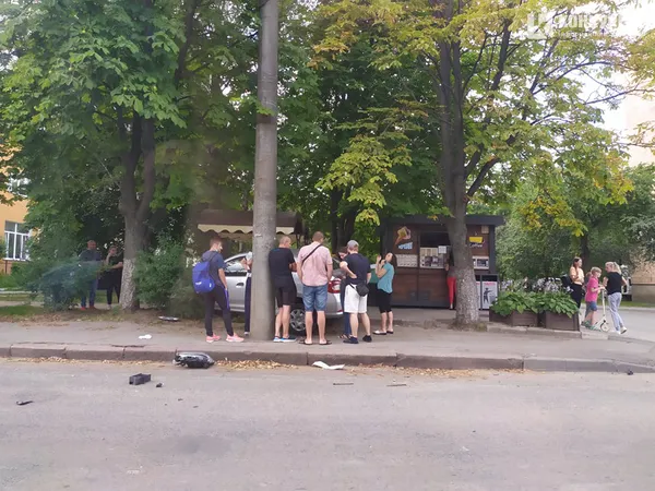На Відродження у Луцьку – аварія: авто вилетіло на тротуар (оновлено)