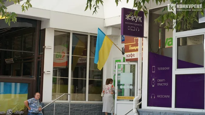 У День прапора лучани вбрались у сорочки, а будинки прикрасили стягами (фото)