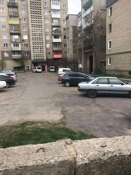 У Нововолинську в ліфті знайшли непритомну жінку – просять допомогти опізнати (фото)