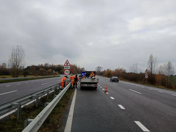 Знаки, розмітка, бар’єрне огородження: на Волині перевірили дороги (фото)