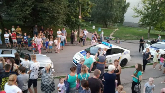 У Луцьку вгамовували жінку, яка дебоширила в салоні автомобіля (фото)