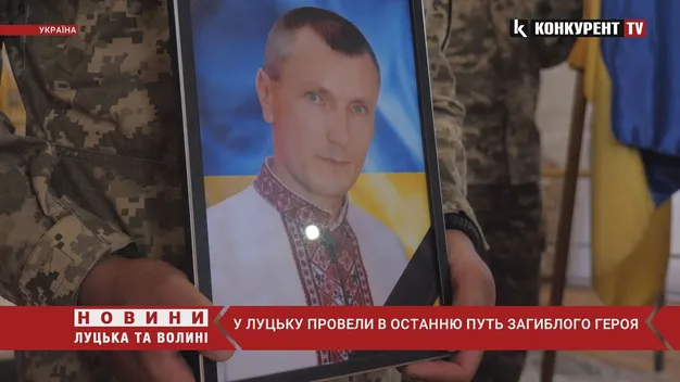 Плакали навіть чоловіки: Луцьк провів у останню путь воїна Михайла Дарчича (фото, відео)