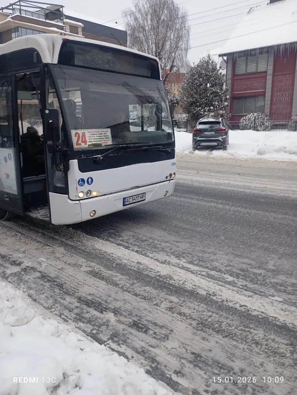 Пасажири їдуть на протязі: у вікні луцького автобуса ходить ходором скло (фото, відео)