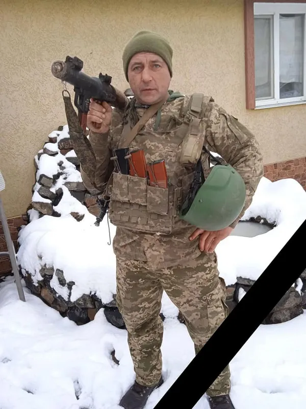 Повернувся додому востаннє: в Шацьку навколішки зустріли Героя Олександра Костюка (фото, відео)