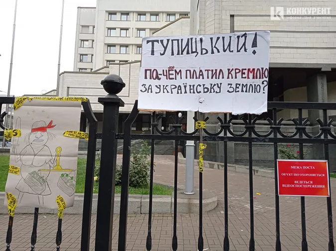 Дим та шини: очевидець розповів, що відбувається під Конституційним Судом у Києві (фото,відео)
