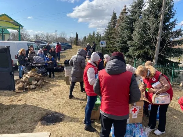 Волонтери Червоного Хреста на Волині роздають допомогу тим, хто тікає на війни та пункті пропуску «Устилуг», лютий-березень 2022 року