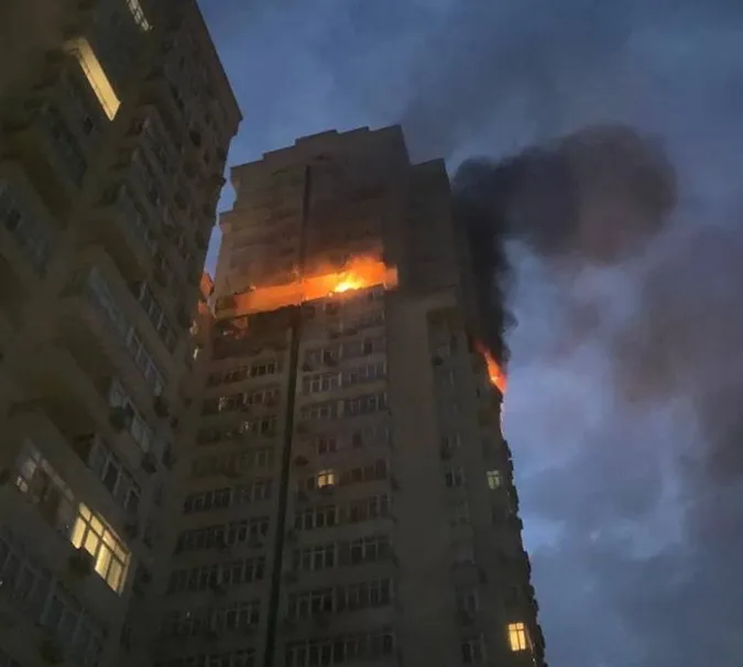 Нічна атака на Київ: уламки ракети влучили в багатоповерхівку (фото)