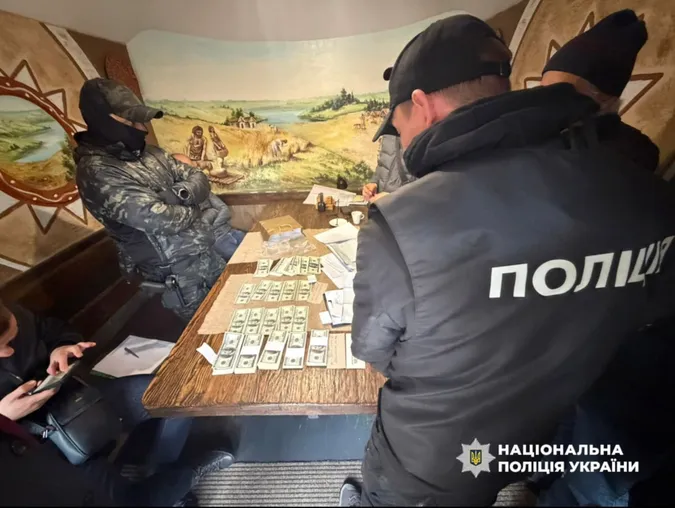 Топпосадовець Укрзалізниці погорів на хабарі у 100 000 доларів