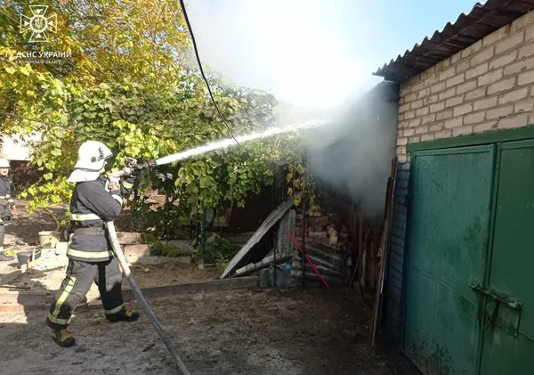 У Рожищі палало господарське приміщення (фото, відео)