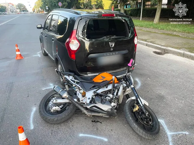 Не встиг загальмувати: у Луцьку мотоцикліст протаранив авто на Рівненській