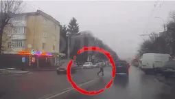 Негода не зупиняє: у Луцьку ловили «безсмертних» пішоходів (відео)
