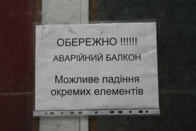 У центрі Луцька над головами перехожих навис аварійний балкон