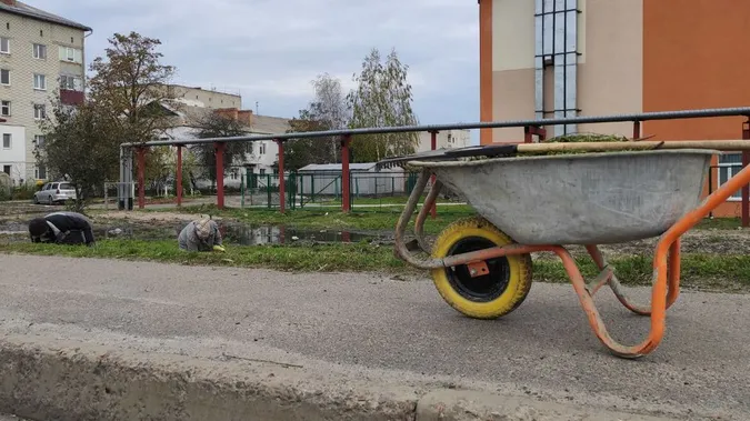 Декоративний млин і пофарбовані бордюри: на Волині готуються до приїзду Зеленського