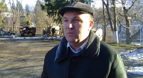 Зламаний ліхтар у луцькому парку міг вдарити струмом хулігана (фото, відео)