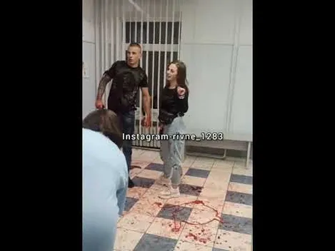 Ріки крові: у лікарні Рівного чоловік напав на лікаря (відео)