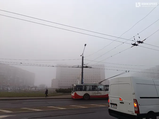Нічого не видно: Луцьк накрило густим туманом (фото)