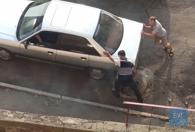 На Волині машина провалилася в аварійний люк (відео)