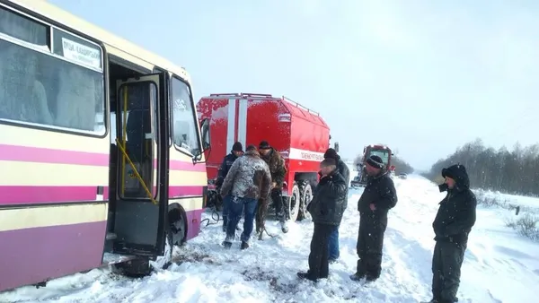 На Волині в сніговому полоні опинився автобус та швидка (Фото)