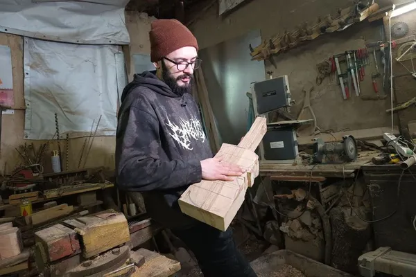 Майстер із заготовкою для скрипки-довбанки