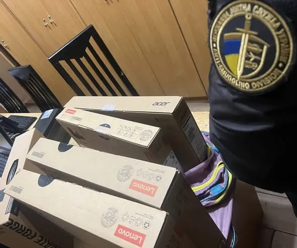 200 тисяч гривень у багажнику: жінка намагалась провезти через «Устилуг» техніку без декларування (фото)