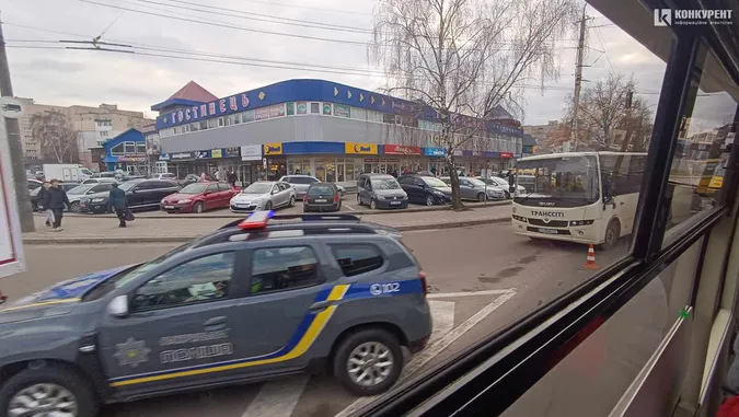 В автобуса – розбите скло: у Луцьку вантажівка зайняла не ту смугу (фото)