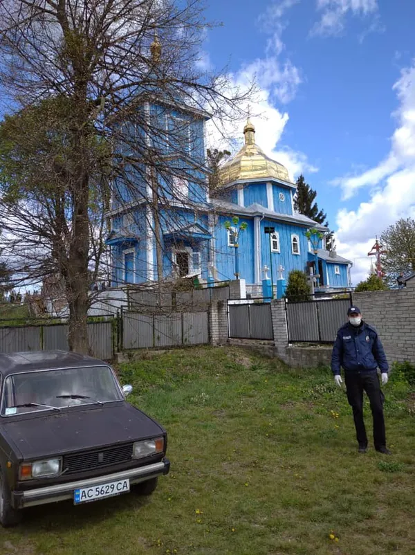 Показали, як волинські поліцейські працюють у поминальні дні (фото)