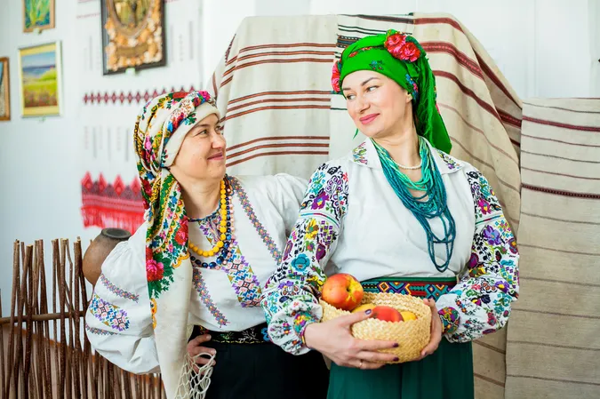Викладачі педагогічного коледжу у Володимирі приміряли старовинні вишиті сорочки (фото)