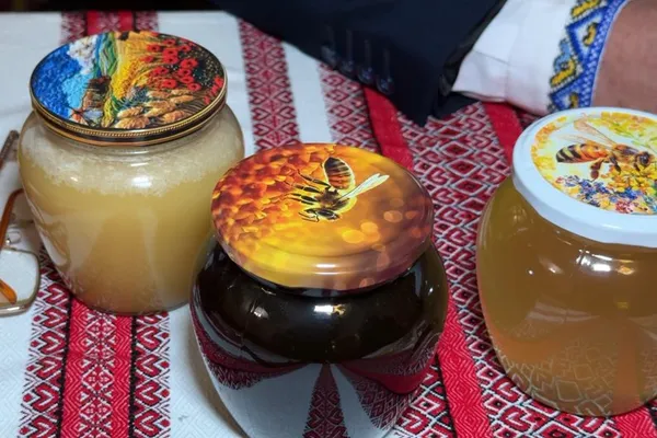 Волинський бджоляр подарує Луцьку 200 літрів питного меду (фото, відео)