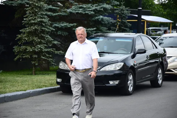 Одним із перших на засідання сесії під'їхав Валерій  Діброва...