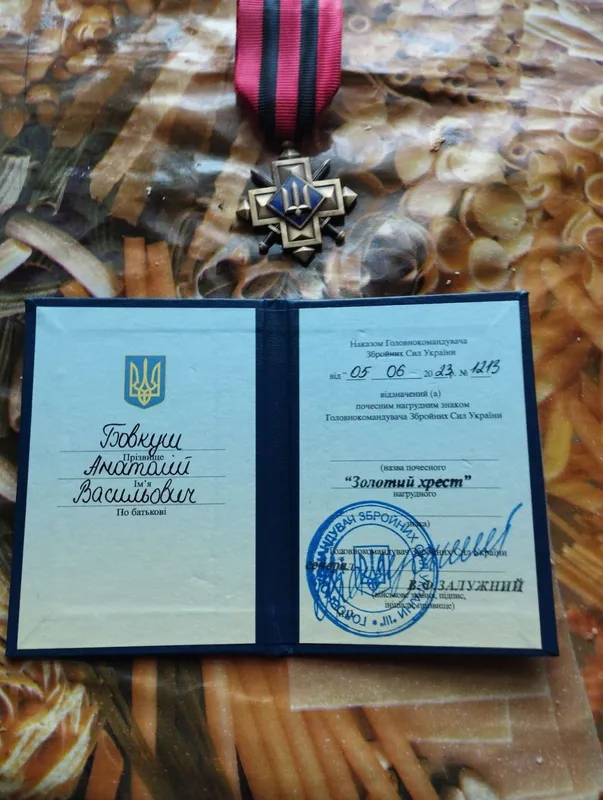 Волинянин Анатолій Бовкуш отримав «Золотий хрест» від Залужного (фото)