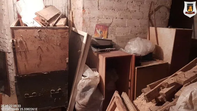 Лучанка влаштувала стихійне звалище у підвалі (фото)