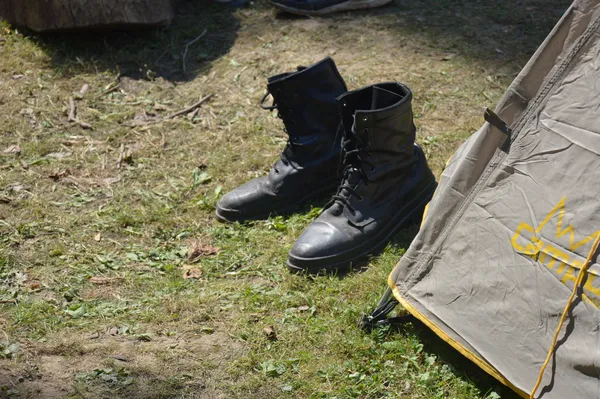 Певно,  вчора  в цих черевиках  добряче  потоптали іподром  під «Братів Гадюкіних»