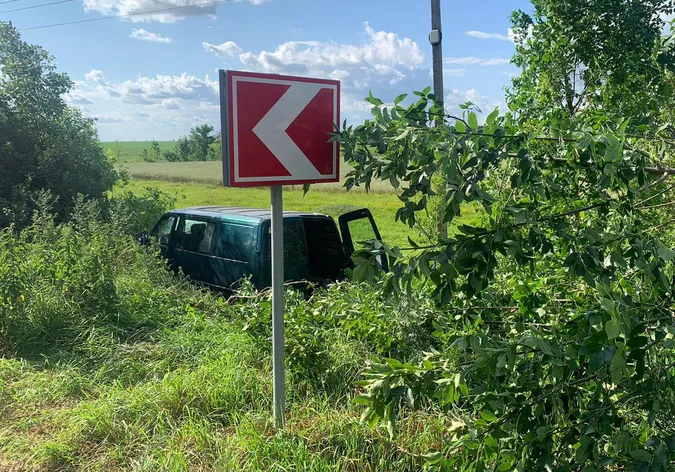 У Луцькому районі п'яний на бусі злетів у кювет (фото, відео)
