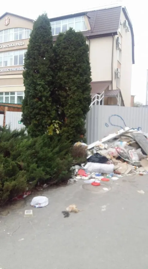 Під паркан луцького ЦНАПу викинули гору сміття (фото) 