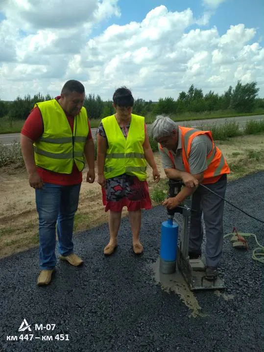 Показали, як укладають новенький асфальт на Ковельщині (фото)