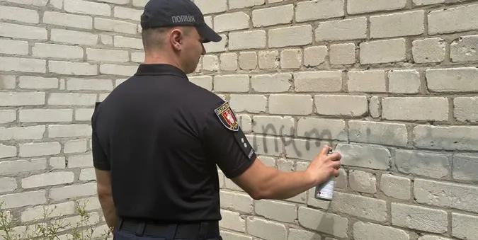У Луцьку патрульні позамальовували «наркотичну рекламу» (фото)