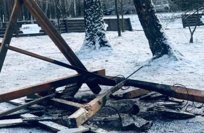 На Волині відпочивальники-вандали спалили паркан та гойдалку (фото, відео)