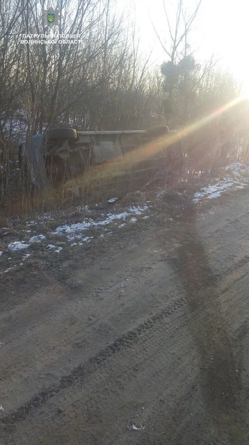 На Волині через вибоїну зіткнулися маршрутка і вантажівка (фото)
