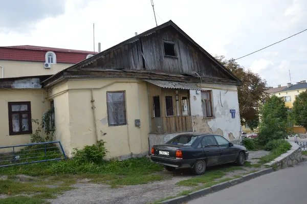 Мешканці цього будинку на П'ятницькій Гірці надіються, що колись цей будинок знесуть і їм все ж таки нададуть нормальне житло