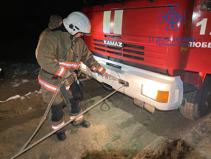 На Волині «швидка» застрягла на бездоріжжі – витягали рятувальники (фото)