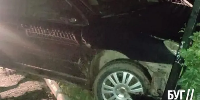 Волинянин втік від поліцейських після того, як протаранив паркан ліцею (фото)