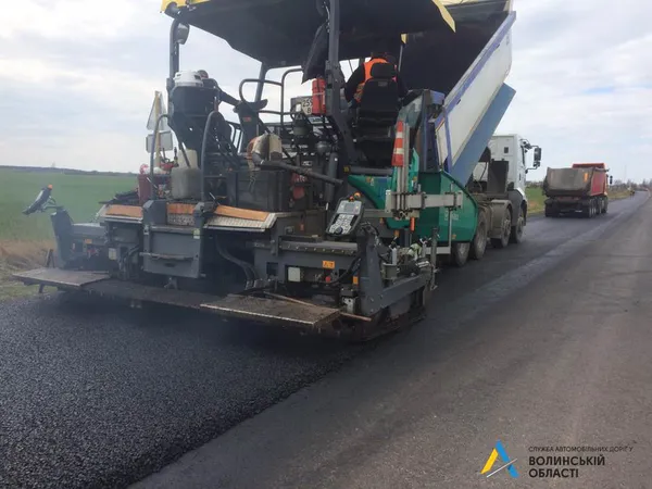 Рух транспорту обмежений: в Іваничівському районі ремонтують дорогу (фото)