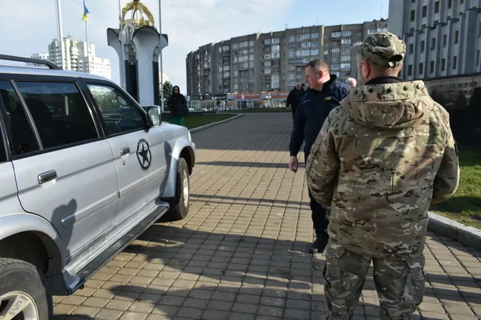 У Луцьку «чорнобильці» передали військовим позашляховик Mitsubishi