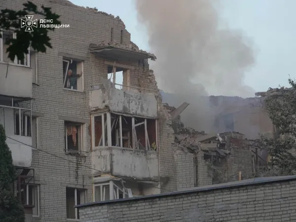 Ракети влучили у житлові будинки у Львові – є постраждалі, під завалами шукають людей (фото)